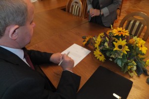 Wójt Gminy Rudka p. Andrzej Anusiewicz podpisuje dokument