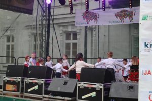 Występy naszych dzieci z grup 0A i 0B na Powitaniu lata